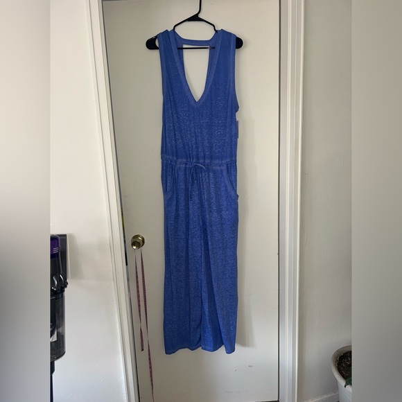 😍NWT BECCA Sky Blue jumpsuit size large - Picture 1 of 6